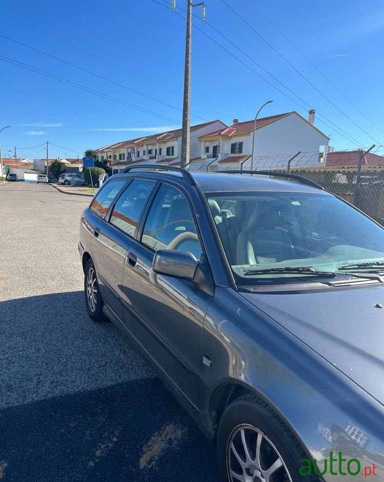 2002' Volvo V40 1.9 D Cr photo #5