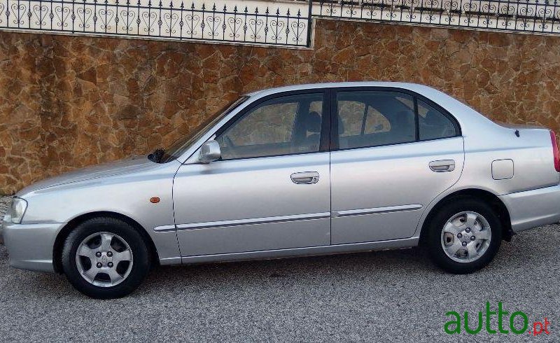 2000' Hyundai Accent photo #2