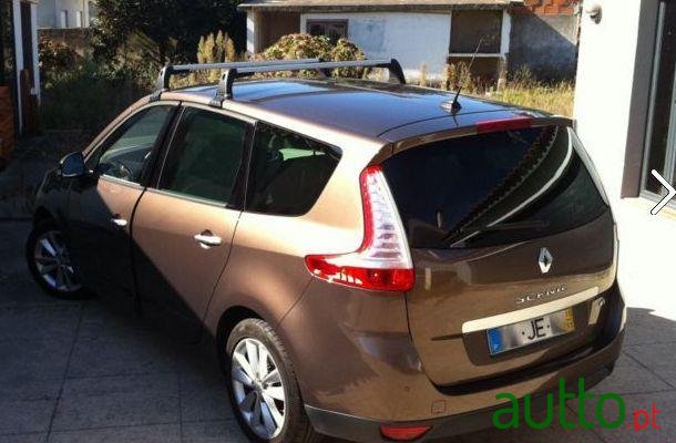 2010' Renault Grand Scenic photo #2