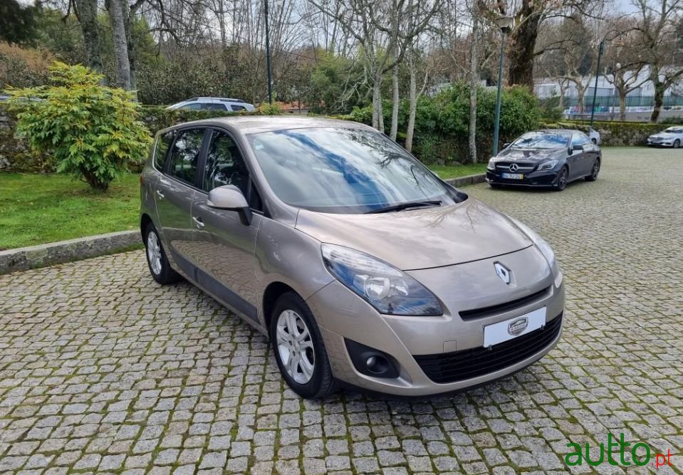 2011' Renault Scenic photo #3