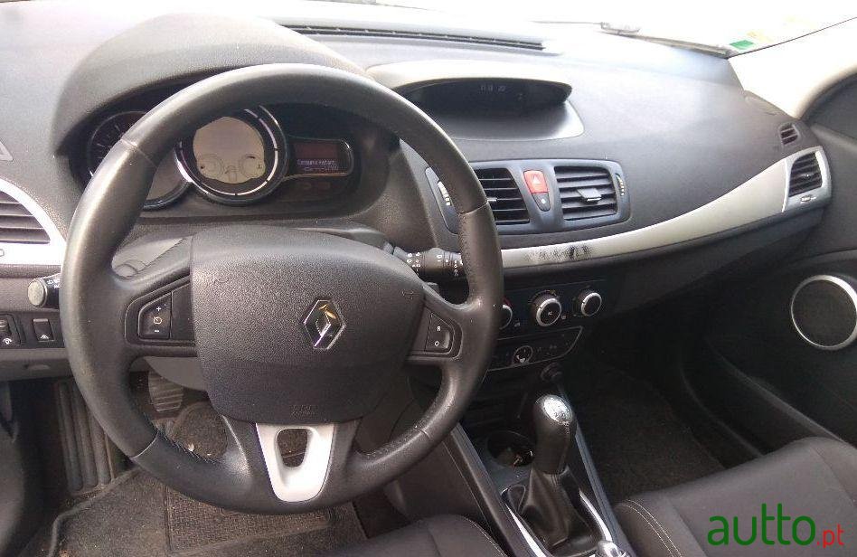 2011' Renault Megane Sport Tourer photo #1