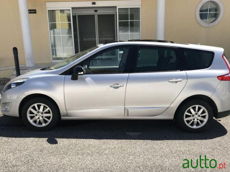 2011' Renault Grand Scenic photo #2