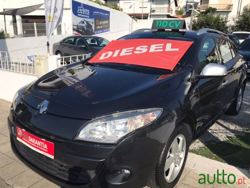 2011' Renault Megane Sport Tourer photo #2