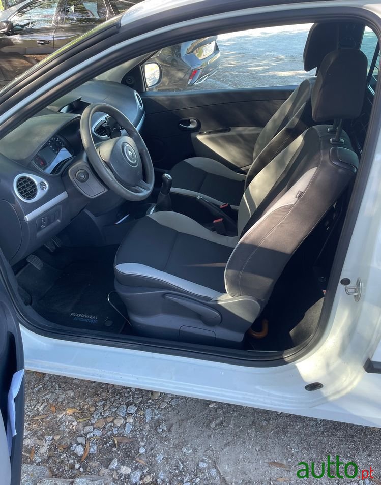 2012' Renault Clio photo #4