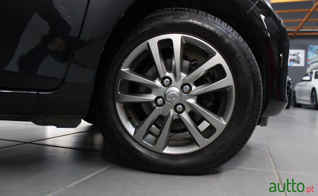 2014' Toyota Yaris photo #5