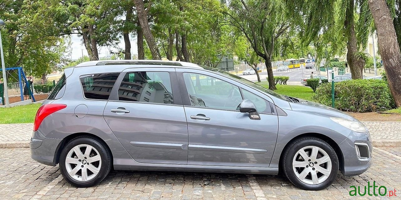 2011' Peugeot 308 Sw photo #1