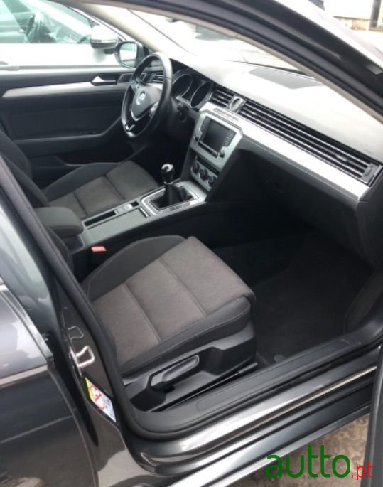 2017' Volkswagen Passat Variant photo #5