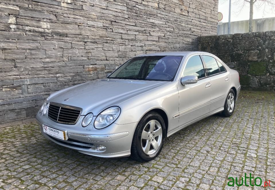 2002' Mercedes-Benz E-220 photo #2