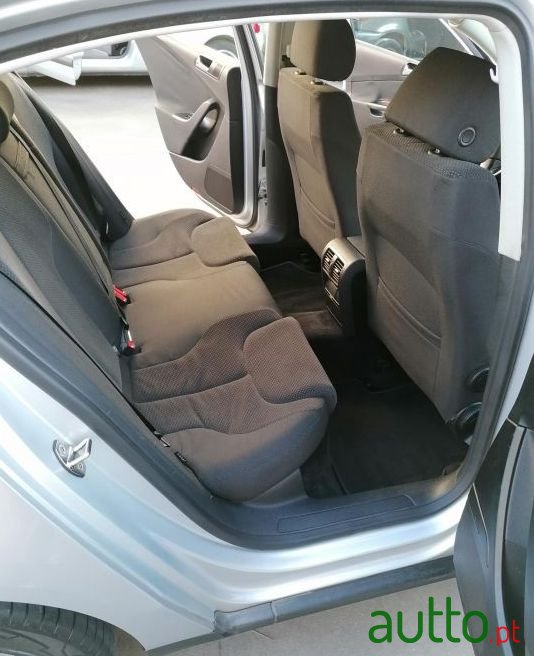 2005' Volkswagen Passat photo #3