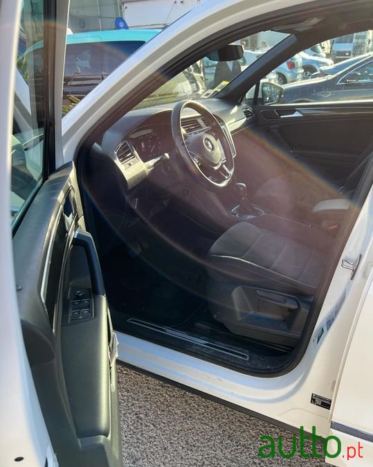 2018' Volkswagen Tiguan photo #6