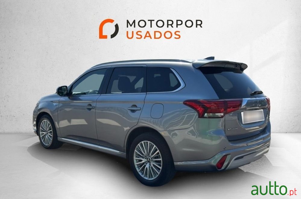 2020' Mitsubishi Outlander photo #6