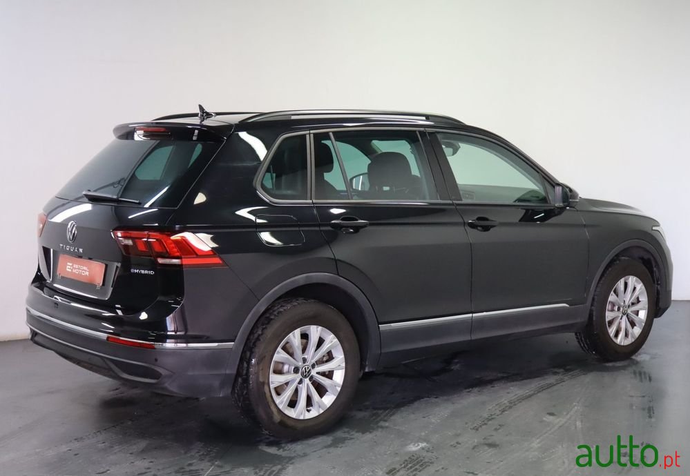 2023' Volkswagen Tiguan photo #2
