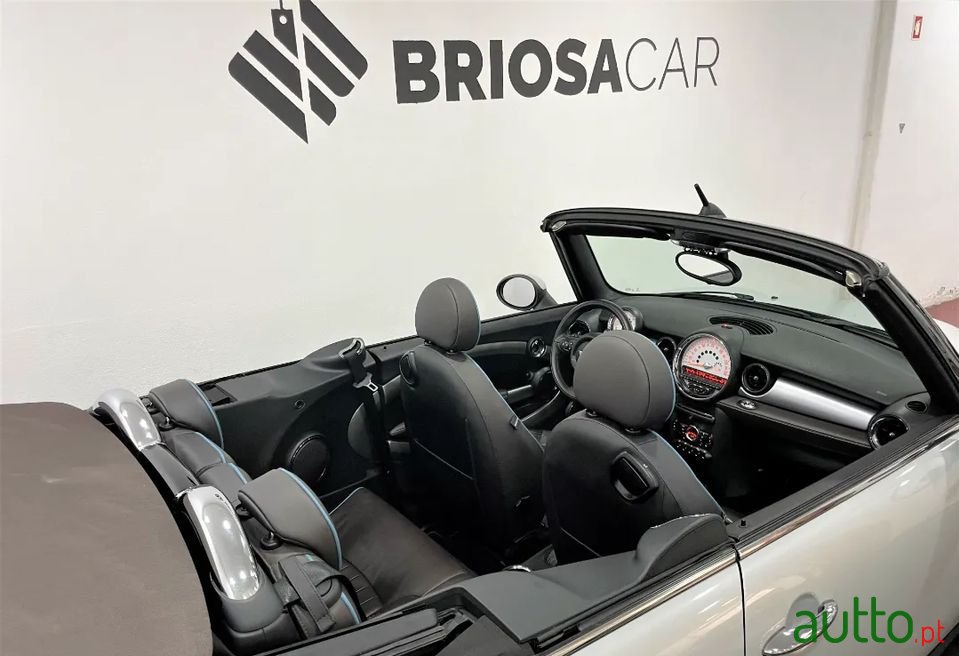 2013' MINI Cabrio photo #6