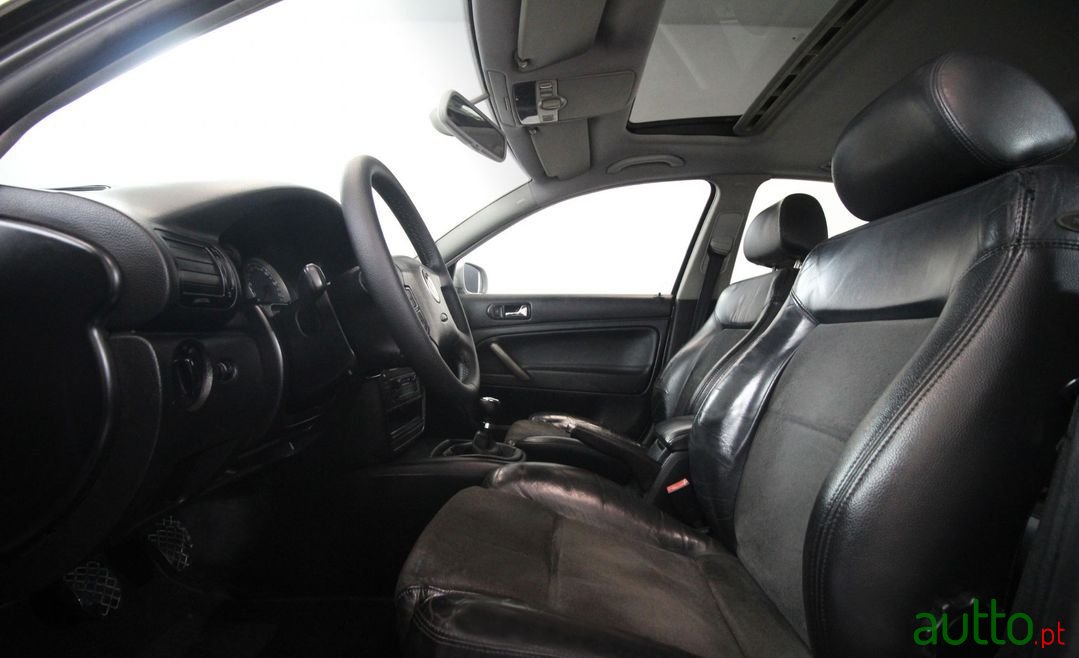 2001' Volkswagen Passat photo #3