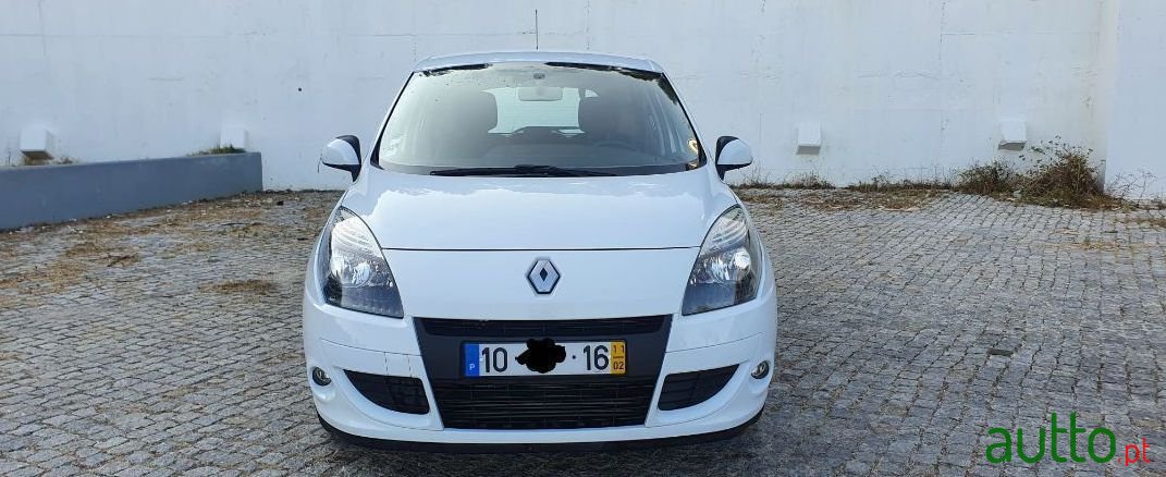 2011' Renault Scenic photo #2