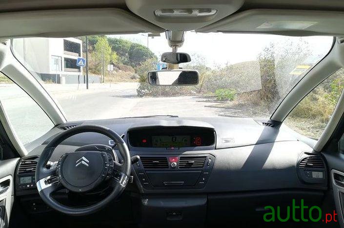 2010' Citroen C4 Picasso photo #4