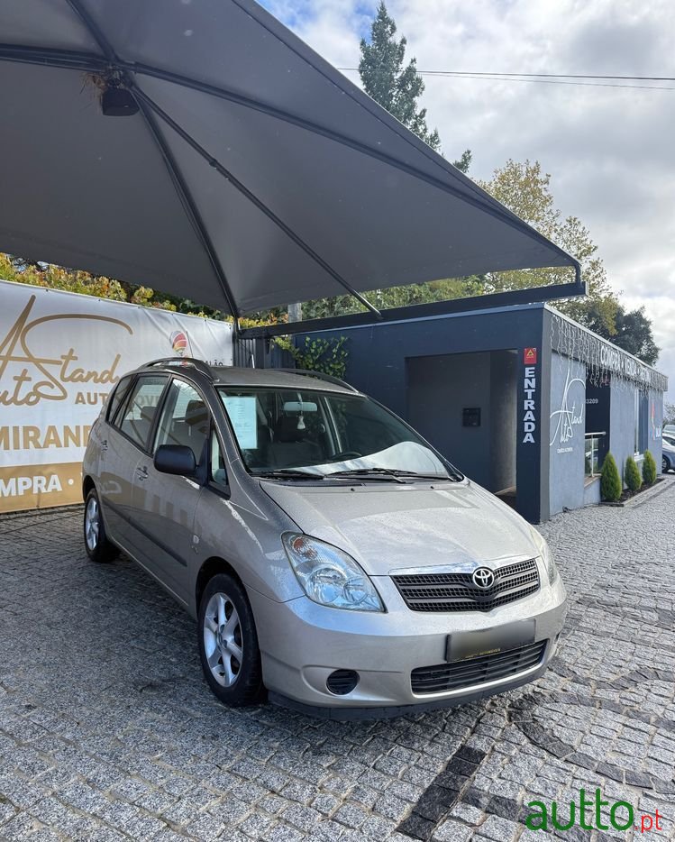 2002' Toyota Corolla Verso photo #1