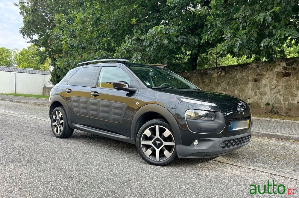 2015' Citroen C4 Cactus 1.2 Puretech Shine photo #1