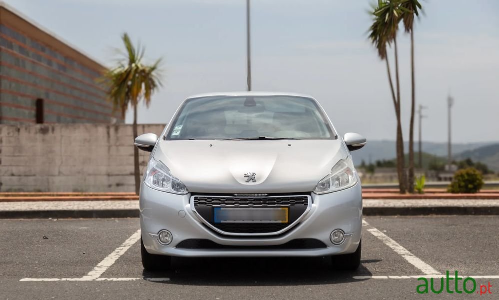 2014' Peugeot 208 1.2 Vti Active photo #3