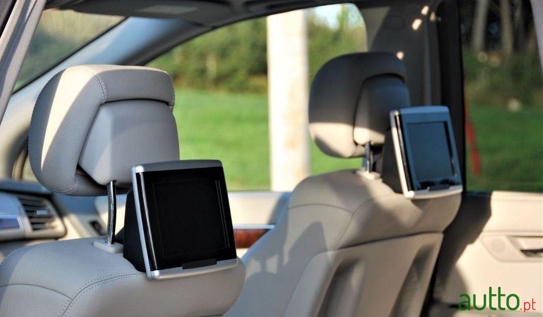 2009' Mercedes-Benz R-320 photo #4