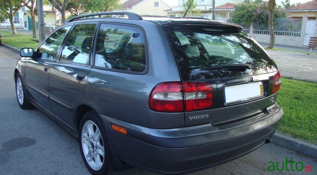 2001' Volvo V40 photo #3