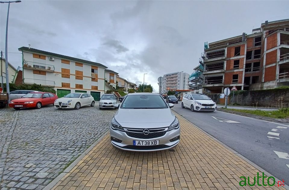 2017' Opel Astra photo #2