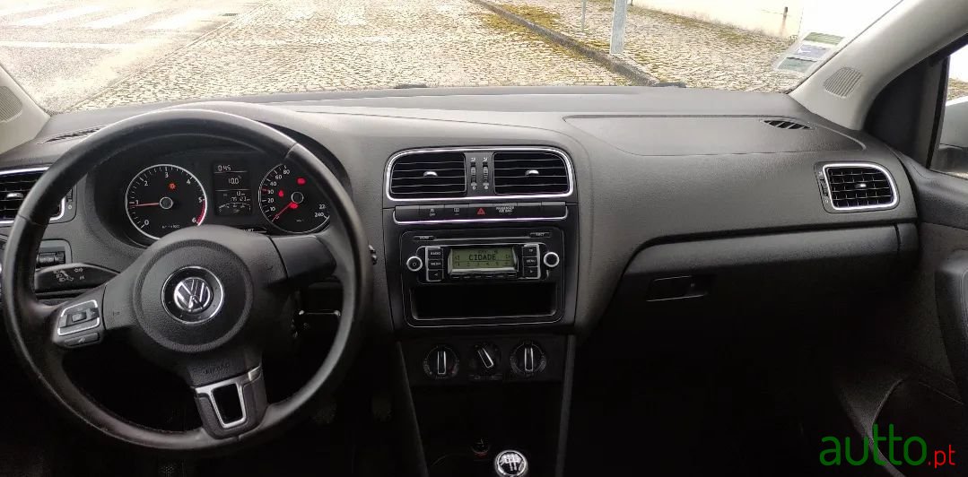 2010' Volkswagen Polo photo #6