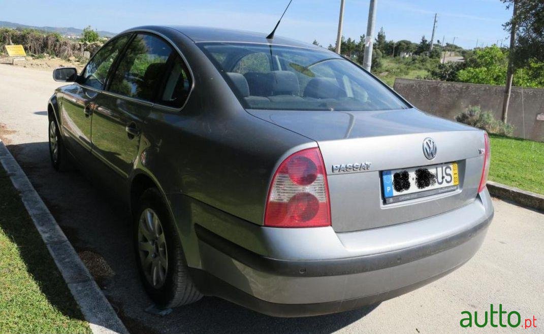 2004' Volkswagen Passat 1.9 Tdi Confortline photo #2