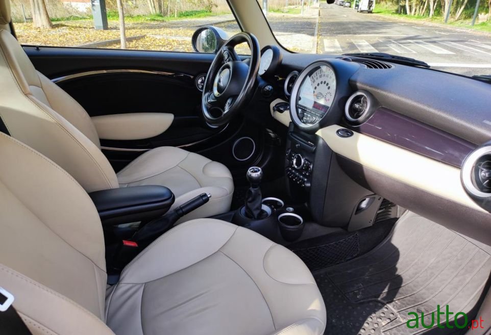 2011' MINI Cooper photo #5