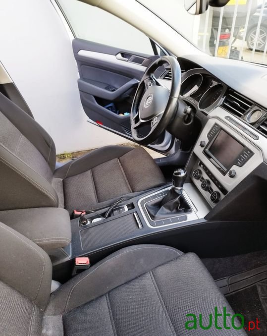 2015' Volkswagen Passat photo #5