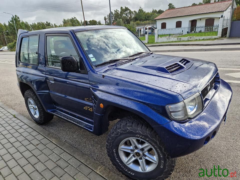 2001' Mitsubishi Pajero photo #3