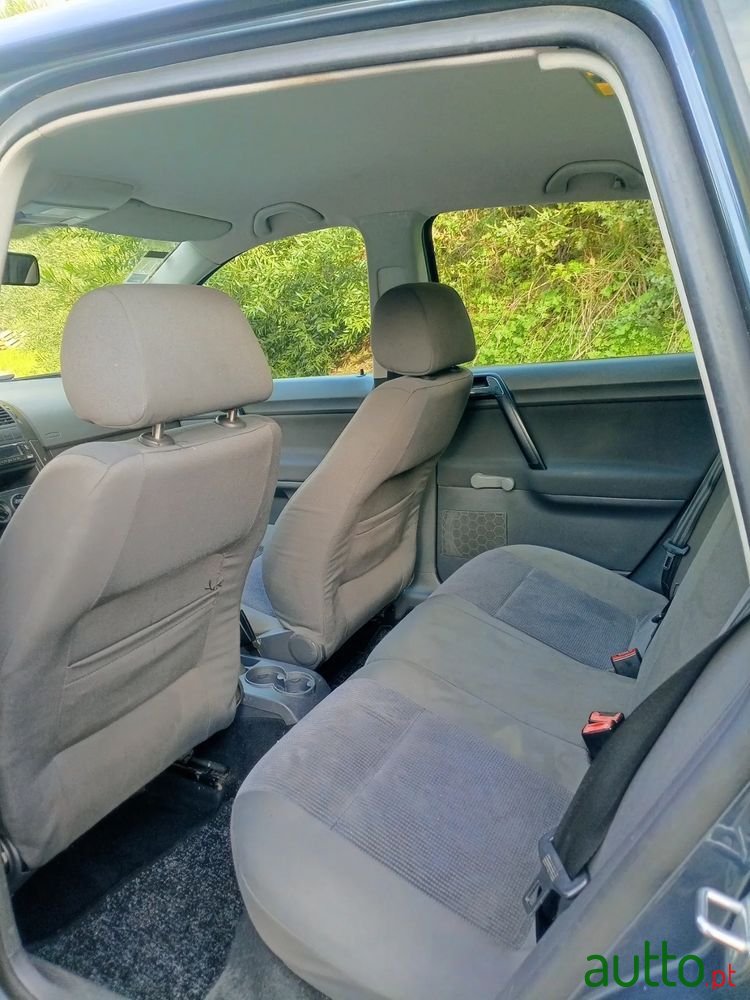 2002' Volkswagen Polo photo #4