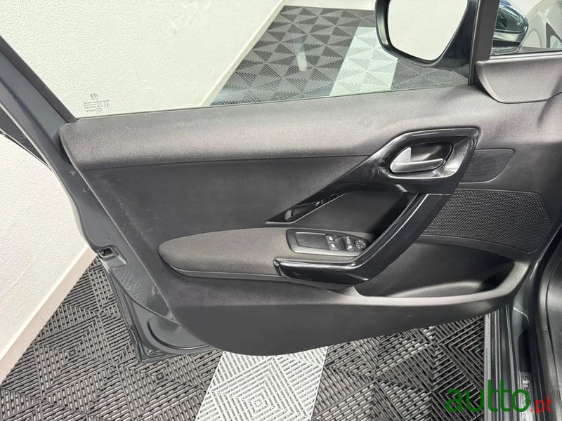 2016' Peugeot 208 1.6 Bluehdi Active photo #6