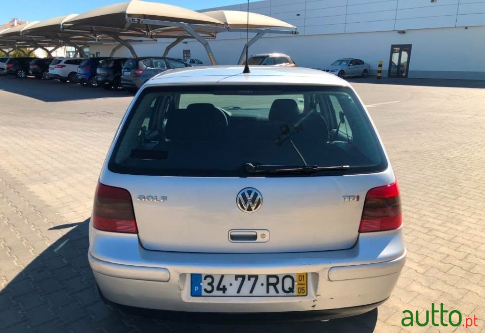 2001' Volkswagen Golf photo #5