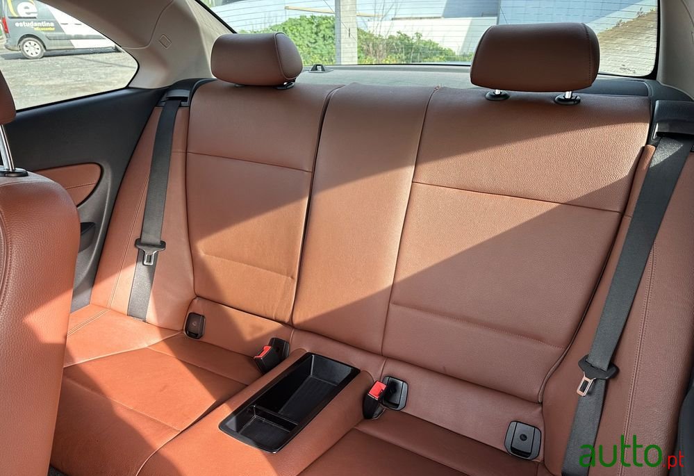 2010' BMW 118 D Coupe photo #6