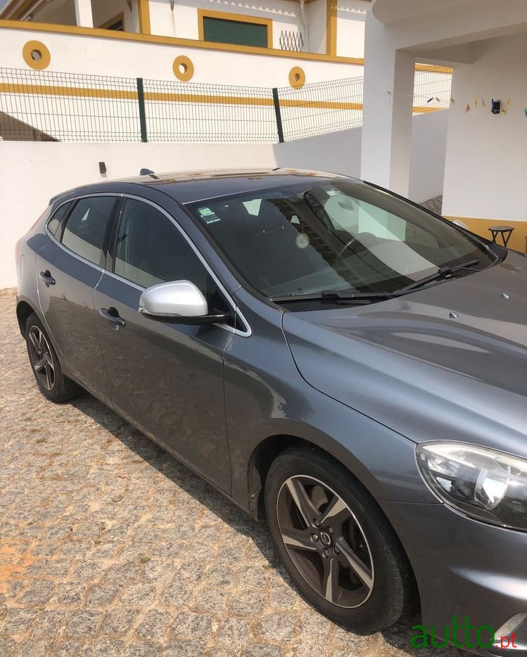 2014' Volvo V40 2.0 D4 R-Design photo #4