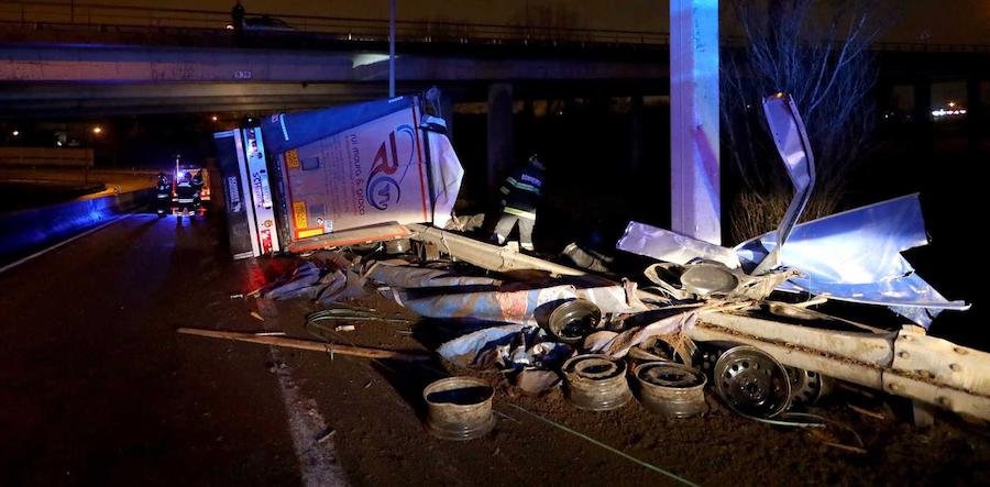 Camião de transporte de jantes despista-se e tomba na estrada em Braga
