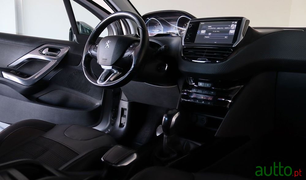 2015' Peugeot 2008 photo #6