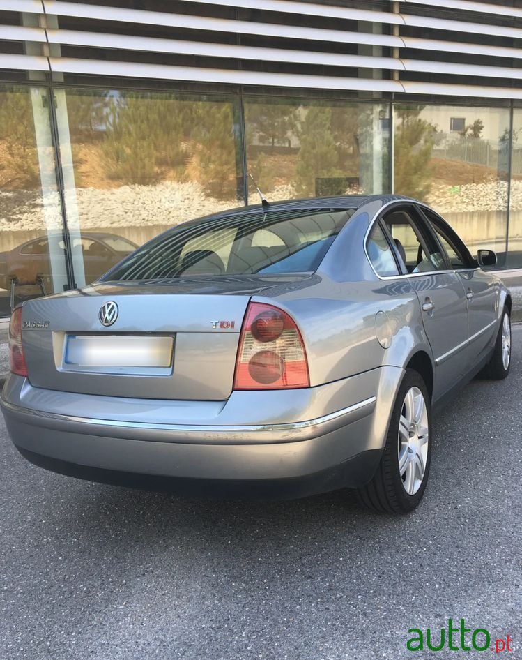 2001' Volkswagen Passat photo #2