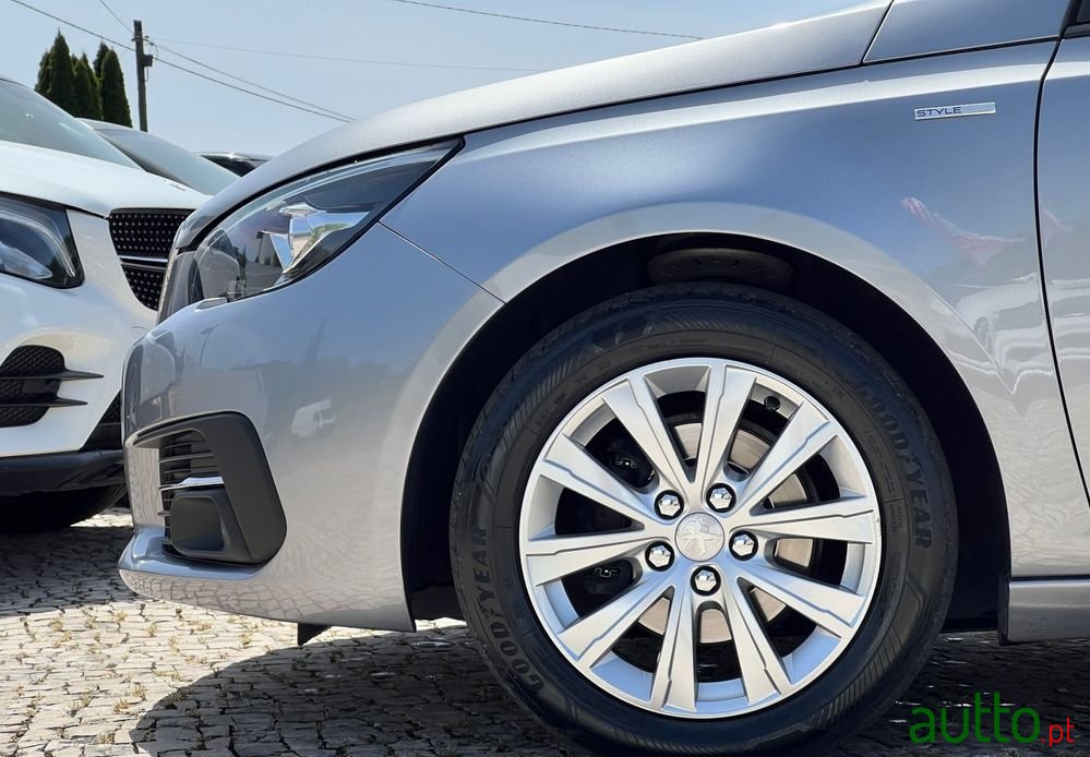2018' Peugeot 308 photo #2
