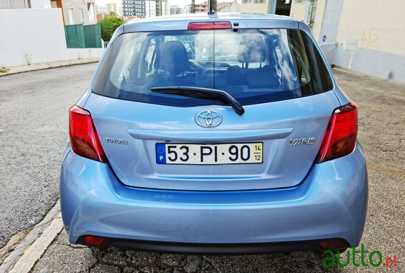 2014' Toyota Yaris photo #5