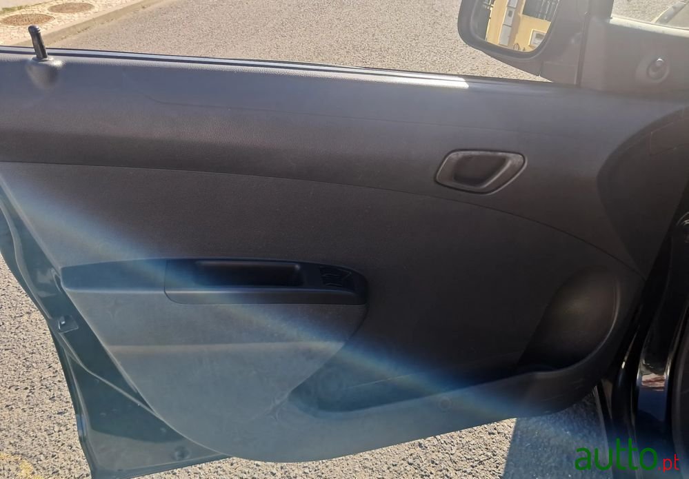 2010' Chevrolet Spark 1.0 L photo #5