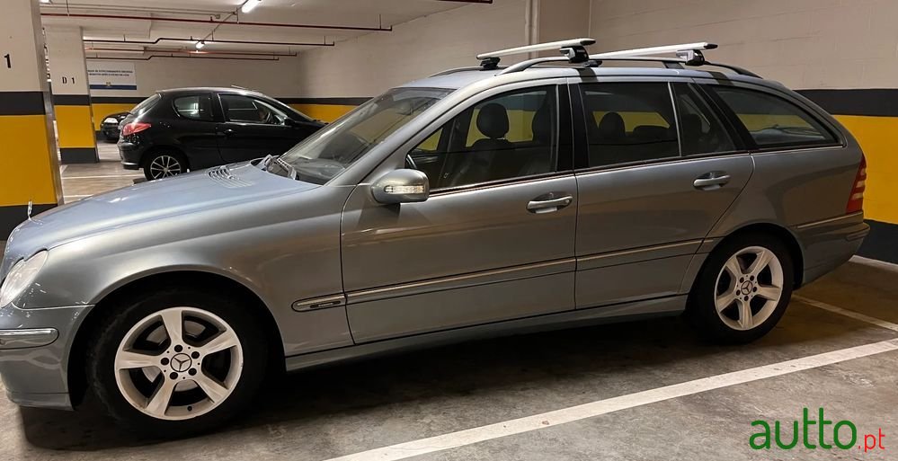 2005' Mercedes-Benz Classe C photo #2