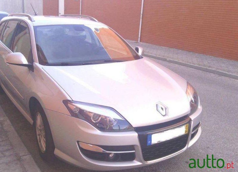 2012' Renault Laguna Break photo #2