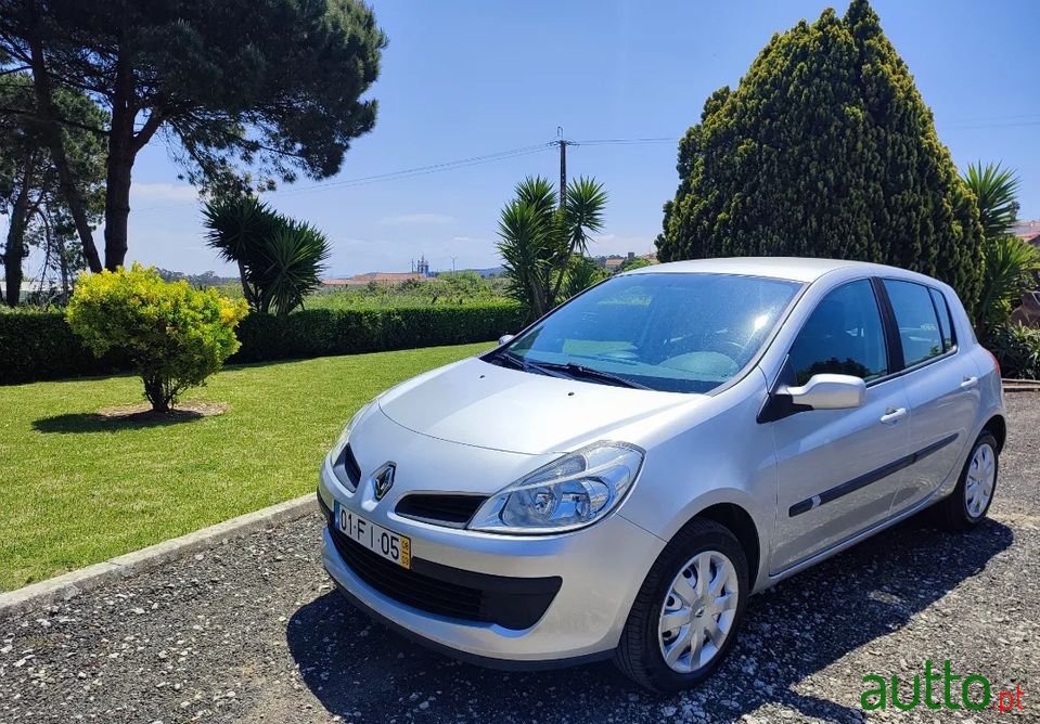 2008' Renault Clio photo #1