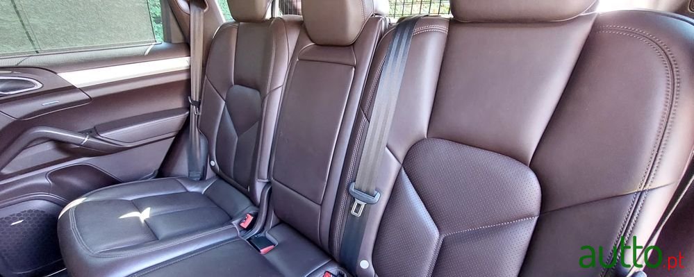 2015' Porsche Cayenne S Hybrid photo #4