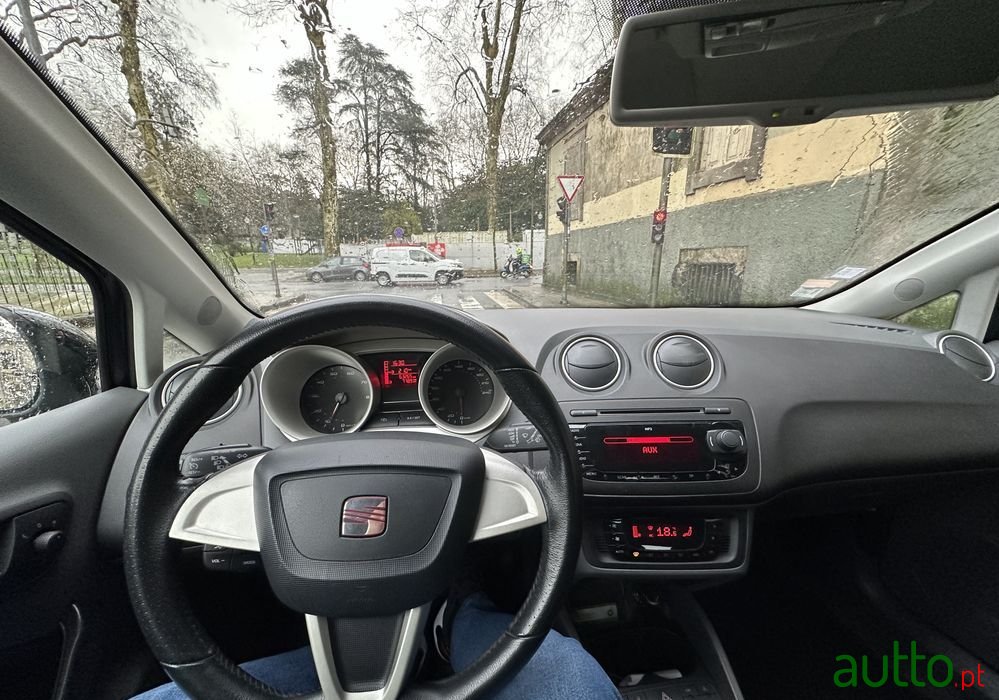 2011' SEAT Ibiza photo #5