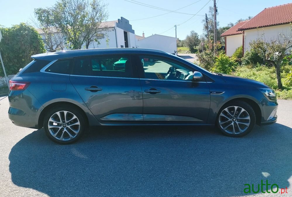2016' Renault Megane Sport Tourer photo #3
