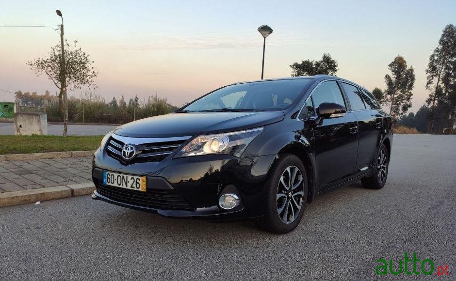 2014' Toyota Avensis Touring Sports photo #3