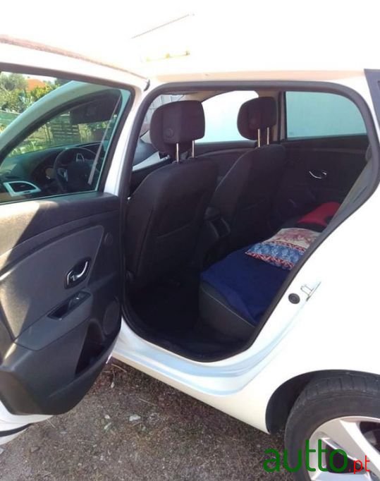 2012' Renault Megane photo #2